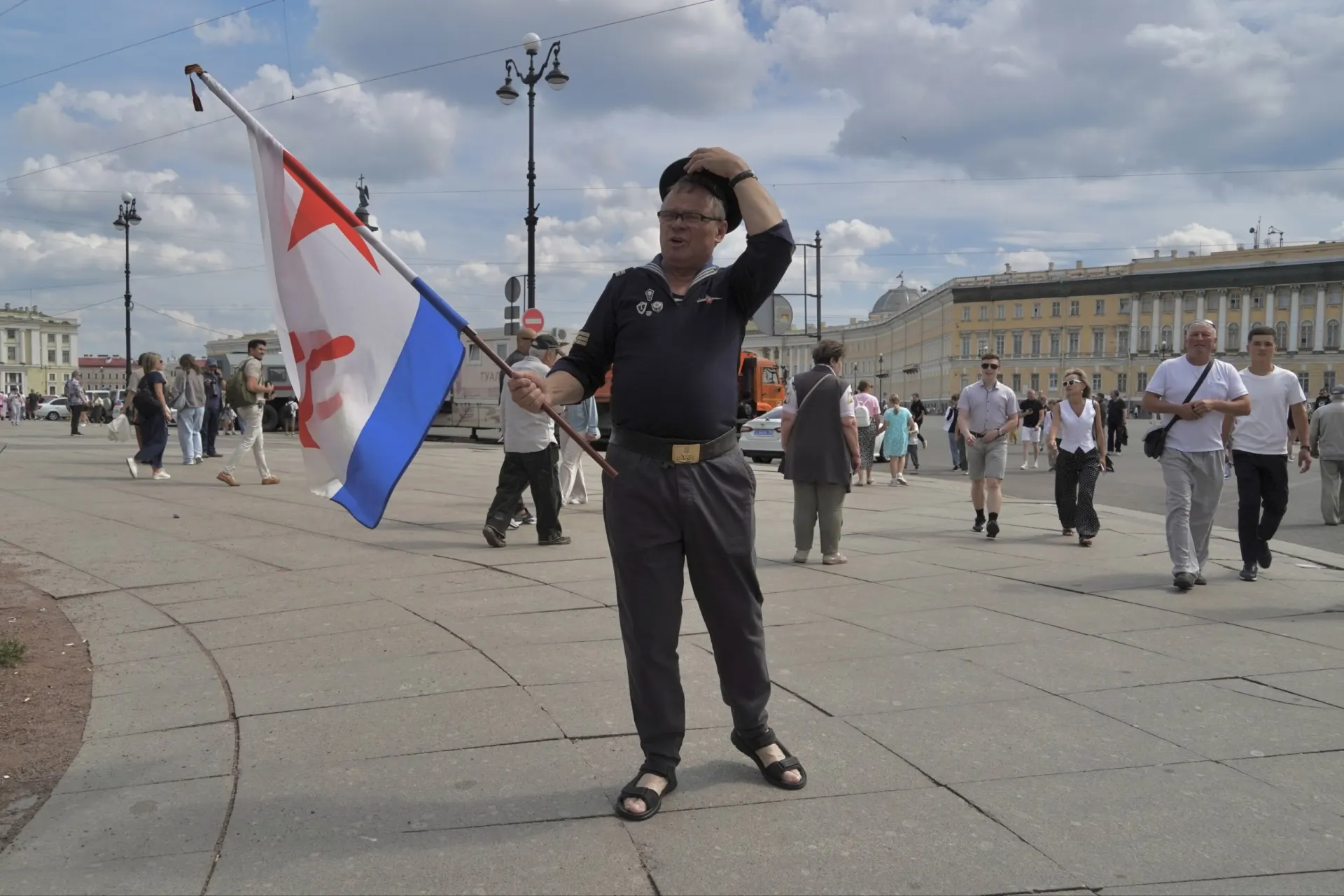 В центре Петербурга в День ВМФ доступ в интернет работает по «белым спискам», парада и салюта не проводится. На улицах — мало людей, в центре проходят возложения и открытие бюста адмиралу Нахимову, были временные перекрытия движения.