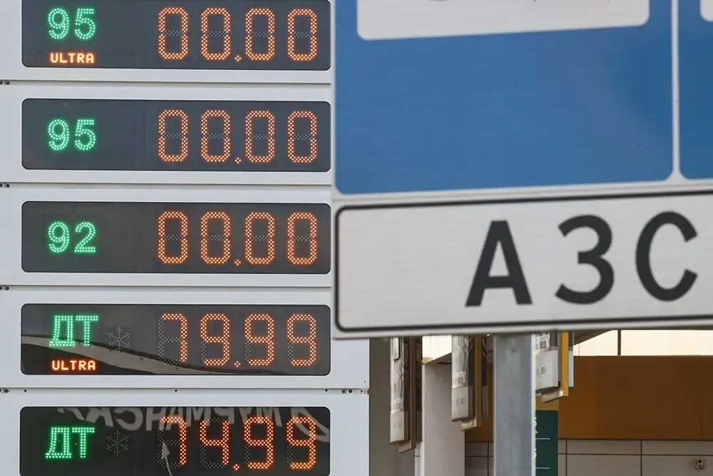 Сервис в «Сбербанк Онлайн» охватывает около 29 тыс. АЗС и показывает наличие марок бензина; основная аудитория — мужчины 35–56 лет. Проект развивается на фоне масштабного дефицита топлива и снижения производства бензина.