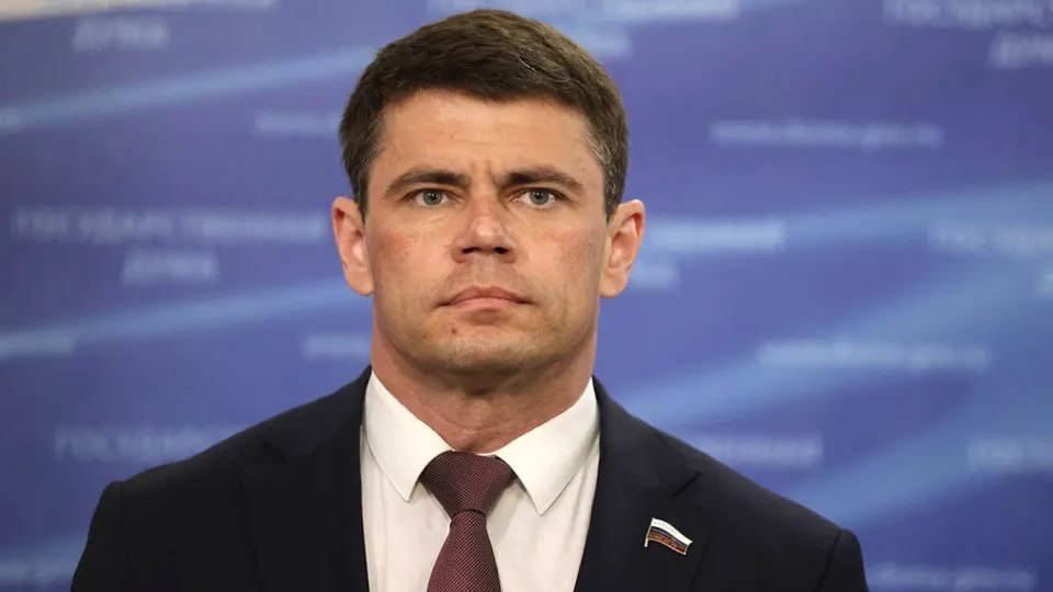 Депутат Госдумы Сергей Боярский задекларировал покупку шести земельных участков в Петербурге за 985,2 млн руб. При этом совокупный доход семьи за три года составил около 53,7 млн руб.; в декларации источник средств указан как «иные кредитные обязательства».