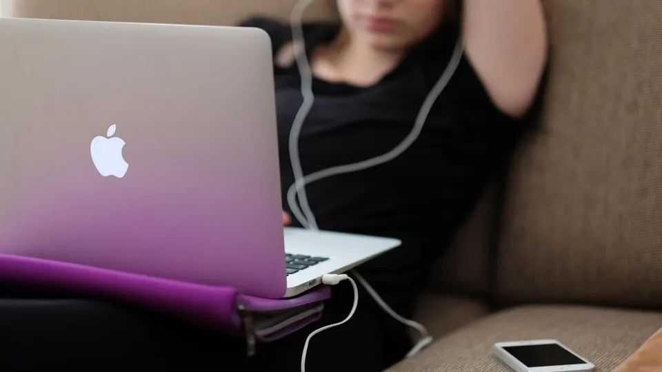 Apple заблокировала обходные способы установки приложений на iPhone и iPad, а Google ужесточил правила самостоятельной установки. Это привело к ограничению доступа к некоторым сервисам и усилению контроля за приложениями.