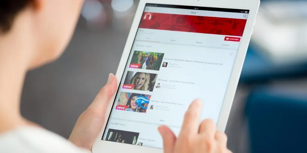 Рост времени просмотра видеоконтента за полугодие во многом обеспечил YouTube; общие показатели без него снизились.