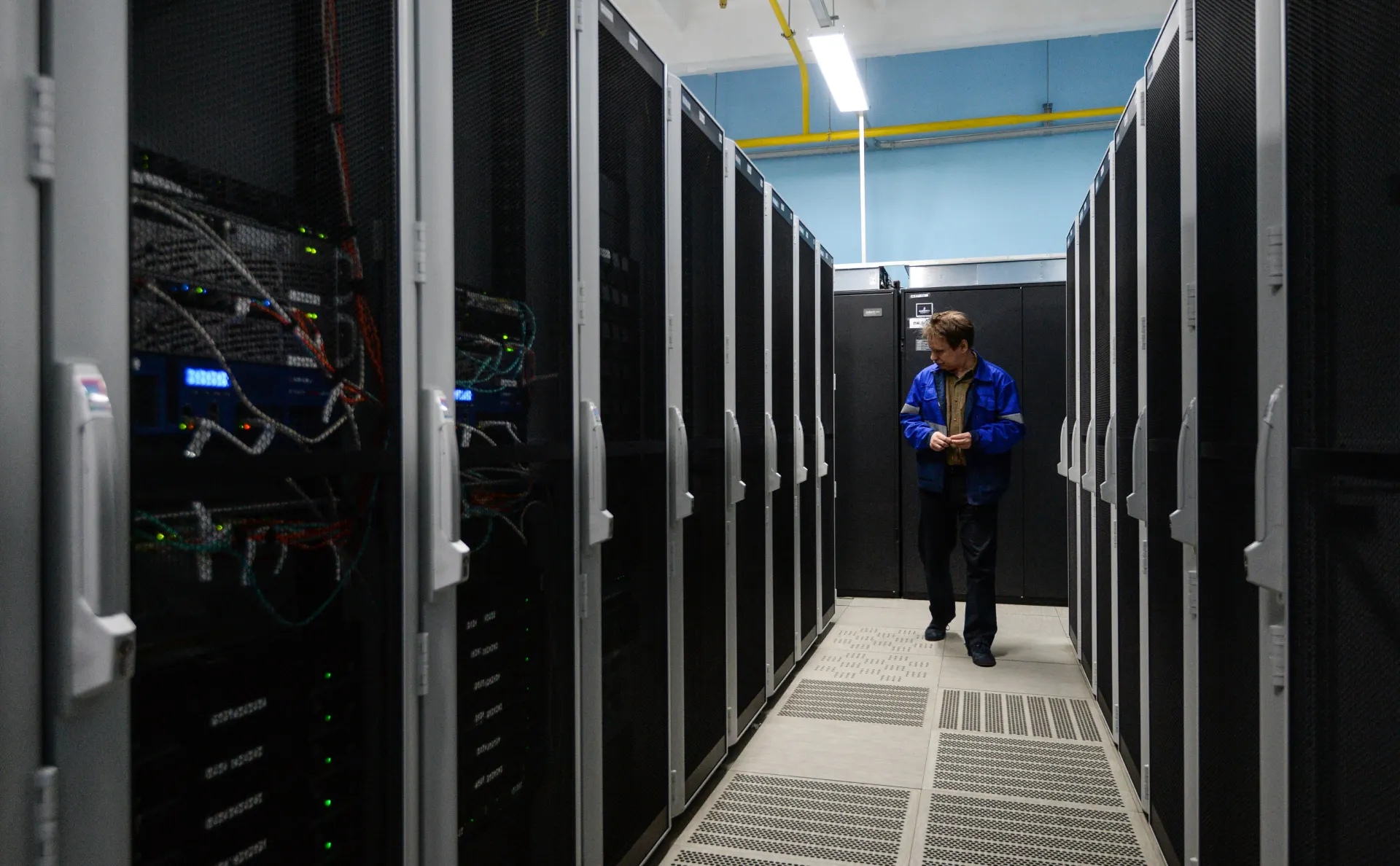 Обсуждается создание резервных дата-центров и переход к микросервисной архитектуре, чтобы быстро восстанавливать сервисы после сбоев и атак.