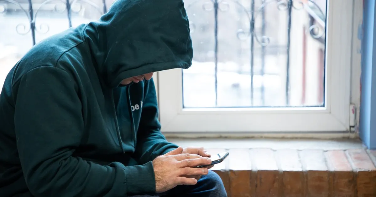 Мошенники распространяют поддельные квитанции с QR‑кодами: при сканировании вас переадресуют на поддельный платежный сервис, запрашивают данные банковской карты и могут похитить деньги; иногда ссылки предлагают скачать вредоносное приложение. Как распознать и обезопасить себя.