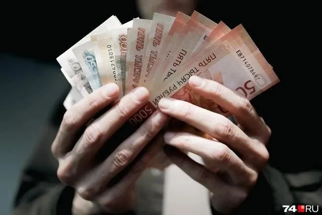 Пенсионерка попалась на схему онлайн‑работы через сайты по трудоустройству и перевела мошенникам крупную сумму под видом инвестирования в криптовалюту; расследование продолжается.
