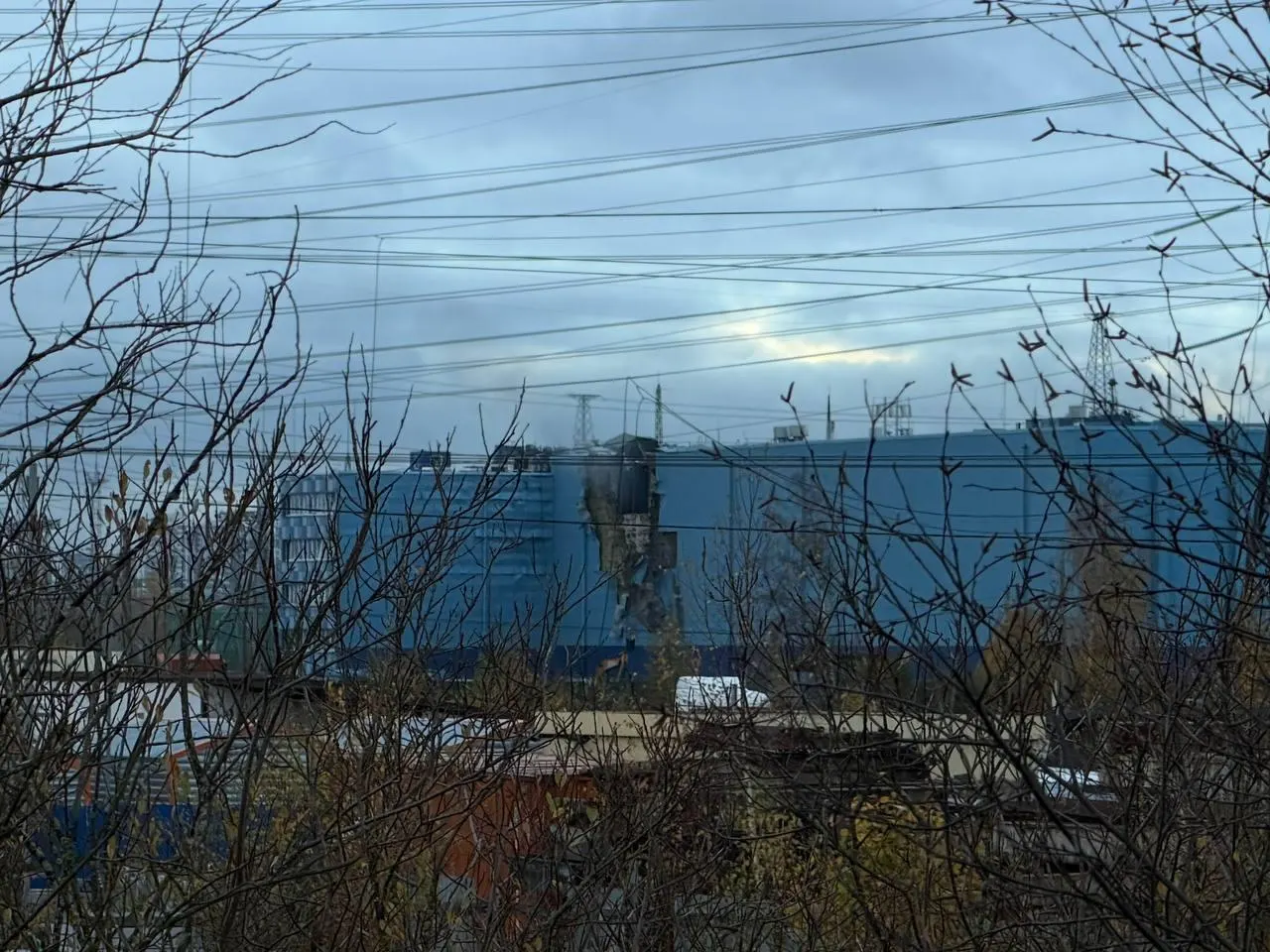 Ночной удар по дата-центру VK в Ленинградской области привёл к временным перебоям в сервисах; восстановление началось спустя час, часть услуг вернулась к нормальной работе.