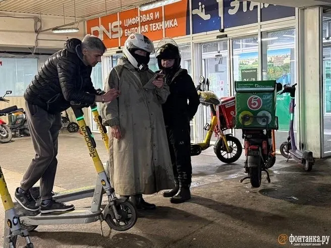 В Санкт‑Петербурге курьеры продолжают работать вопреки сбоям в сервисах доставки; часть услуг временно недоступна, однако появляются альтернативы и наблюдается спокойная обстановка в офлайне.